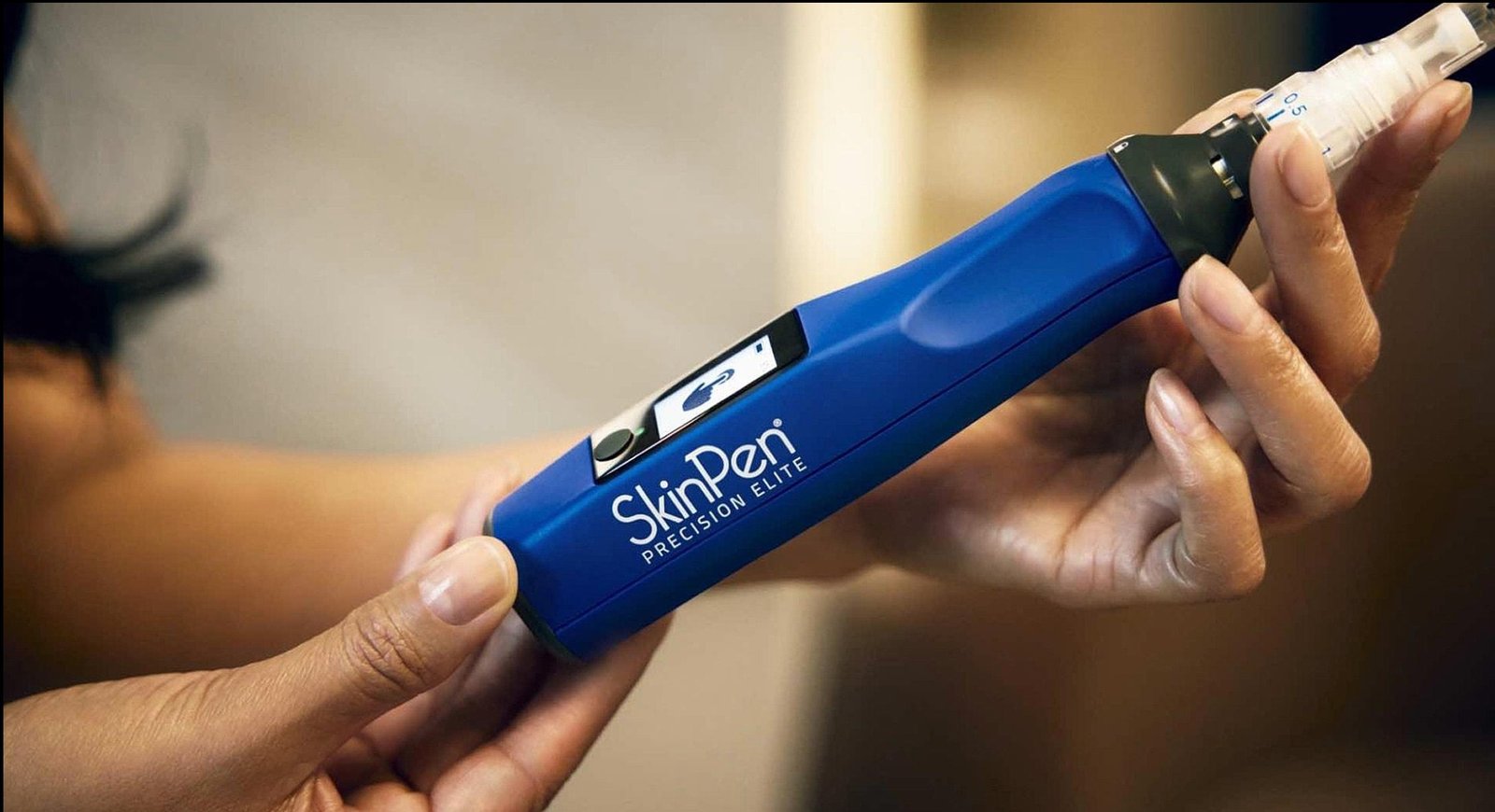 SkinPen Precision Elite – detail prístroja v rukách terapeuta