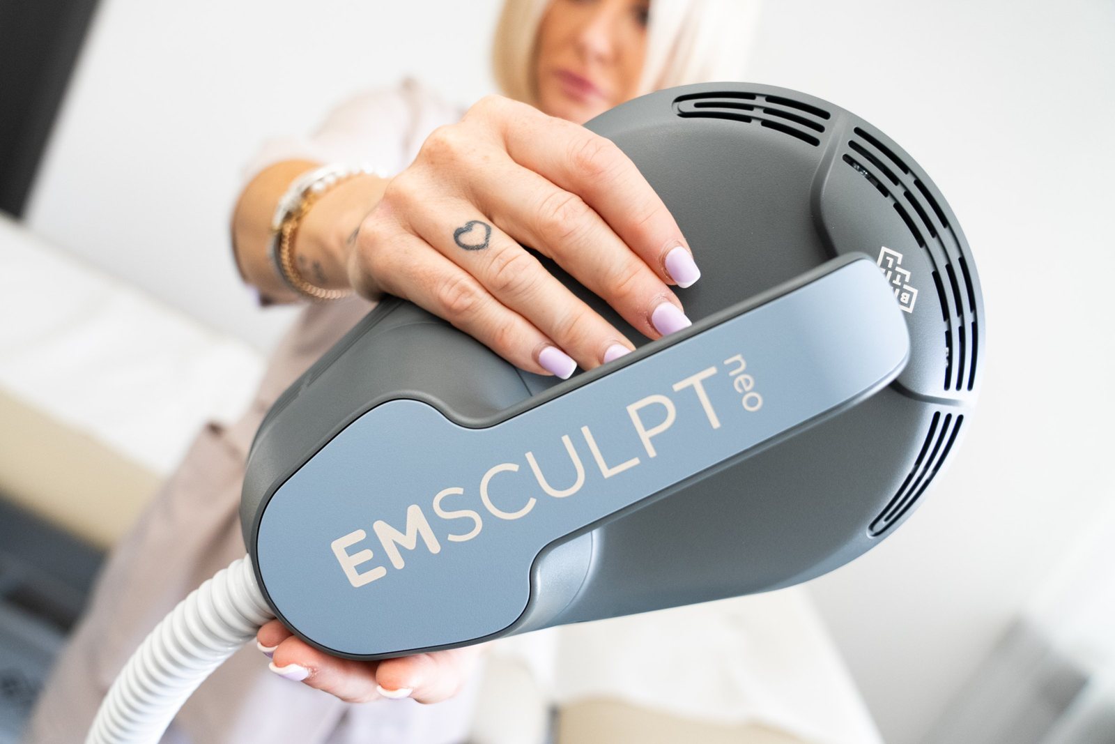 Aplikátor EMSCULPT NEO v rukách lekárky SK Clinic, detail prístroja
