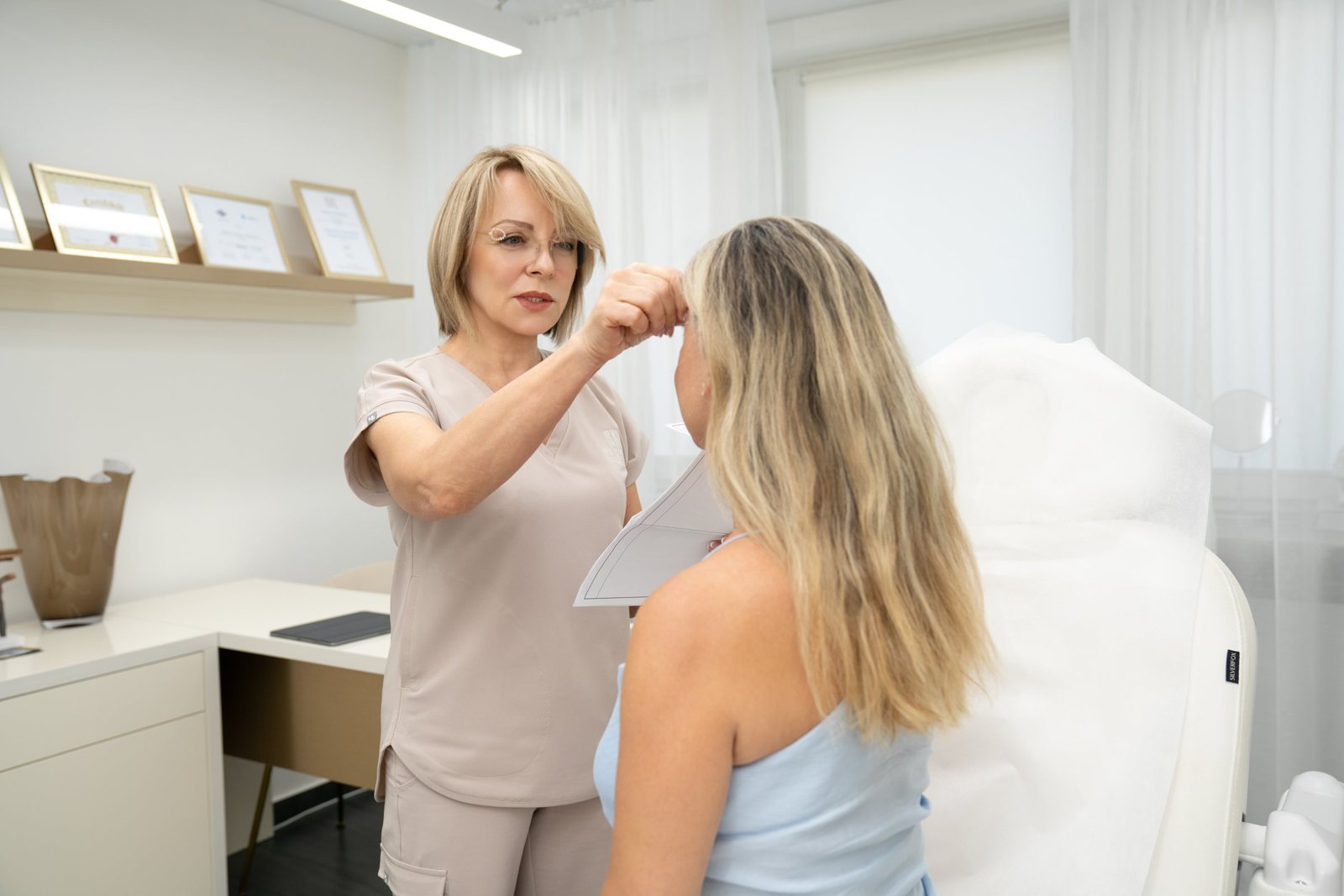 Lekárka posudzuje pleť klientky počas konzultácie v SK Clinic